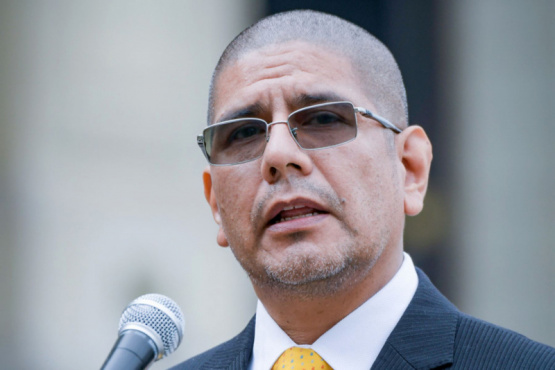 Ministro Senmache pierde los papeles y pide a la prensa que “apoye” su cartera y a la Policía